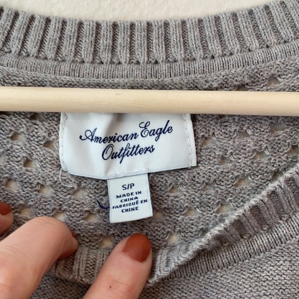American Eagle Keyhole Tan Sweater sz Medium - Picture 5 of 9